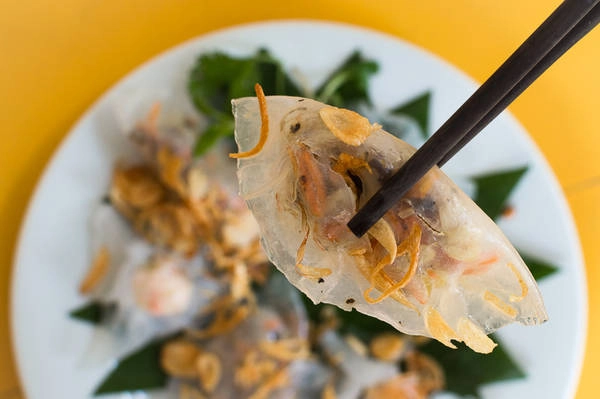 Bánh bao - bánh vạc là hai loại bánh có nguyên liệu cách làm gần giống nhau và thường ăn chung trên một đĩa bánh. Ảnh: funnelogychannel.com Bánh bao - bánh vạc là hai loại bánh có nguyên liệu cách làm gần giống nhau và thường ăn chung trên một đĩa bánh. Ảnh: funnelogychannel.com