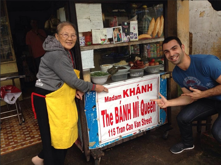 Khách du lịch còn ưu ái đặt tên bánh mì Madame Khanh là - The Banhmi Queen, Nữ hoàng bánh mì. Ảnh: hoian60s.com Khách du lịch còn ưu ái đặt tên bánh mì Madame Khanh là - The Banhmi Queen, Nữ hoàng bánh mì. Ảnh: hoian60s.com