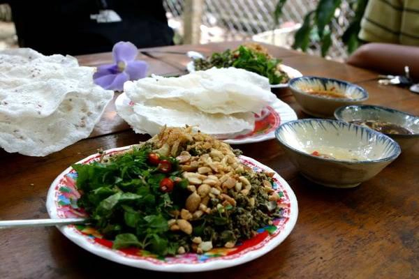 Bánh đập – hến xào. Ảnh: Tindulich Bánh đập – hến xào. Ảnh: Tindulich