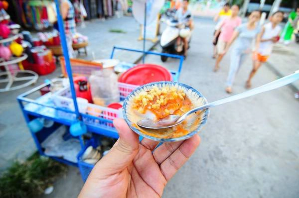 Giống nhiều nơi, bánh bèo ở đây được đặt trong các chén nhỏ. Ảnh: dulich-hoian.net Giống nhiều nơi, bánh bèo ở đây được đặt trong các chén nhỏ. Ảnh: dulich-hoian.net