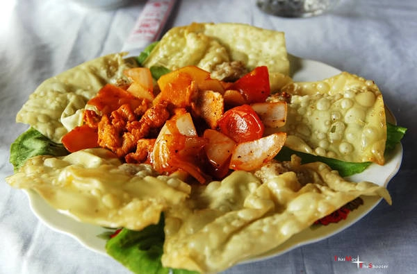 Hoành thánh là món ăn của người Hoa nhưng tồn tại ở Hội An khá lâu rồi nên cũng thường được coi là một trong những món đặc sản của Hội An. Ảnh: hoian24h Hoành thánh là món ăn của người Hoa nhưng tồn tại ở Hội An khá lâu rồi nên cũng thường được coi là một trong những món đặc sản của Hội An. Ảnh: hoian24h