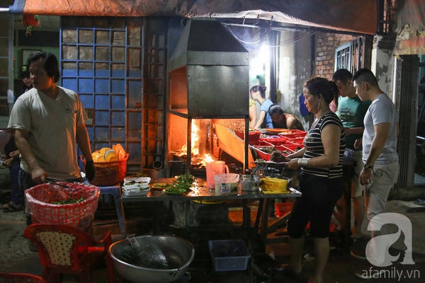  Vào hẻm hãy hỏi ốc Tuyết, cố gắng tìm, bạn sẽ thấy khu chế biến nằm ngay bên ngoài, luôn đỏ lửa và ê hề các loại ốc tươi để chọn.