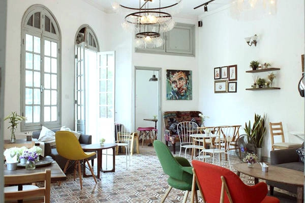 Không gian quán được bài trí đơn giản, sàn lát gạch hoa, ô cửa sổ đón nắng, tạo cảm giác gần gũi như về nhà. Ảnh: FB Etea. Không gian quán được bài trí đơn giản, sàn lát gạch hoa, ô cửa sổ đón nắng, tạo cảm giác gần gũi như về nhà. Ảnh: FB Etea.
