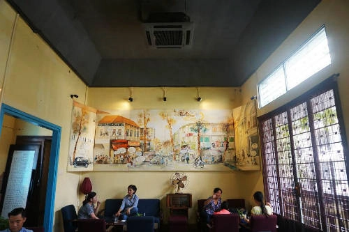 1 Người Sài Gòn Tọa lạc trên con đường một chiều Thái Văn Lung (quận 1), quán cà phê Người Sài Gòn được nhiều người biết đến như một căn nhà quen thuộc để chào đón những vị khách muốn tìm đến sự bình yên. Quán đậm chất Sài Gòn xưa với những mảng tường loang lỗ, cửa gỗ, ti vi đen trắng và cả chiếc xe đạ treo lửng lờ một bên tường. Bạn có thể thư giãn đầu óc, trốn khỏi những bộn bề trong cuộc sống thường nhật trong không gian một không gian tĩnh lặng với những đồ uống đa dạng. Giá trung bình cho các món ăn và thức uống ở đây dao động từ 40.000 đến 80.000 đồng. Ảnh: Bùi Ngọc Hà 1 Người Sài Gòn Tọa lạc trên con đường một chiều Thái Văn Lung (quận 1), quán cà phê Người Sài Gòn được nhiều người biết đến như một căn nhà quen thuộc để chào đón những vị khách muốn tìm đến sự bình yên. Quán đậm chất Sài Gòn xưa với những mảng tường loang lỗ, cửa gỗ, ti vi đen trắng và cả chiếc xe đạ treo lửng lờ một bên tường. Bạn có thể thư giãn đầu óc, trốn khỏi những bộn bề trong cuộc sống thường nhật trong không gian một không gian tĩnh lặng với những đồ uống đa dạng. Giá trung bình cho các món ăn và thức uống ở đây dao động từ 40.000 đến 80.000 đồng. Ảnh: Bùi Ngọc Hà