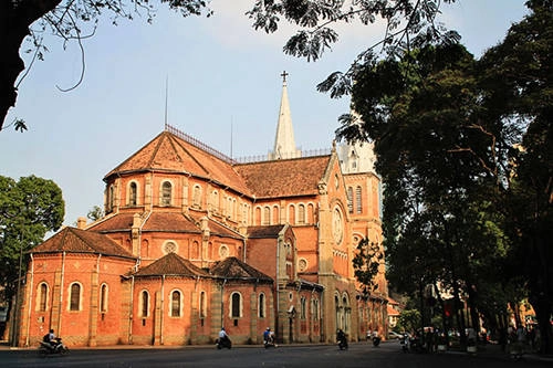 10 Ngồi cafe bệt Nhà thờ Đức Bà Nếu như không thích ngồi trong một không gian bất kỳ, bạn có thể tìm đến công viên 30 tháng 4 (quận 1), địa điểm nổi tiếng với món cà phê bệt. Sau khi tìm được một chỗ ngồi thích hợp, bạn hãy gọi một ly cà phê để thưởng thức. Tại đây, tai bạn sẽ nghe đủ mọi âm thanh tươi vui của cuộc sống, từ tiếng xe cộ chen chúc, chim hót, người nói chuyện, đến tiếng mời gọi mua hàng của những người bán rong. Đôi khi bạn còn được nghe tiếng ghitar cùng những bài hát ở đâu đó xung quanh. Ảnh 10: Trung Võ (Ảnh 10-1, 10-2: Phong Vinh) 10 Ngồi cafe bệt Nhà thờ Đức Bà Nếu như không thích ngồi trong một không gian bất kỳ, bạn có thể tìm đến công viên 30 tháng 4 (quận 1), địa điểm nổi tiếng với món cà phê bệt. Sau khi tìm được một chỗ ngồi thích hợp, bạn hãy gọi một ly cà phê để thưởng thức. Tại đây, tai bạn sẽ nghe đủ mọi âm thanh tươi vui của cuộc sống, từ tiếng xe cộ chen chúc, chim hót, người nói chuyện, đến tiếng mời gọi mua hàng của những người bán rong. Đôi khi bạn còn được nghe tiếng ghitar cùng những bài hát ở đâu đó xung quanh. Ảnh 10: Trung Võ (Ảnh 10-1, 10-2: Phong Vinh)