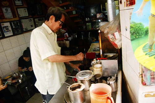 5 Cà phê vợt Tại Sài Gòn, có thể kể đến quán cà phê Cheo Leo ở chung cư Nguyễn Thiện Thuật hay quán của ông bà Ba ở hẻm 330 đường Phan Đình Phùng. Mỗi quán đều do những người lớn tuổi làm chủ quán. Do vậy, muốn biết thêm những câu chuyện hay ho và hoài niệm về thành phố bạn có thể tìm đến đây. Cái tên cà phê vợt đơn giản được đặt theo tên của dụng cụ pha cà phê. Thay vì thông thường người ta dùng phin hay pha trực tiếp từ bột cà phê, thì cách này sử dụng chiếc vợt bằng vải để lọc cà phê. Cách pha này cũng trải qua nhiều công đoạn kì công, đòi hỏi người làm phải thật tỉ mỉ và am hiểu công thức để cho ra ly cà phê đúng vị. Ảnh: Phong Vinh 5 Cà phê vợt Tại Sài Gòn, có thể kể đến quán cà phê Cheo Leo ở chung cư Nguyễn Thiện Thuật hay quán của ông bà Ba ở hẻm 330 đường Phan Đình Phùng. Mỗi quán đều do những người lớn tuổi làm chủ quán. Do vậy, muốn biết thêm những câu chuyện hay ho và hoài niệm về thành phố bạn có thể tìm đến đây. Cái tên cà phê vợt đơn giản được đặt theo tên của dụng cụ pha cà phê. Thay vì thông thường người ta dùng phin hay pha trực tiếp từ bột cà phê, thì cách này sử dụng chiếc vợt bằng vải để lọc cà phê. Cách pha này cũng trải qua nhiều công đoạn kì công, đòi hỏi người làm phải thật tỉ mỉ và am hiểu công thức để cho ra ly cà phê đúng vị. Ảnh: Phong Vinh