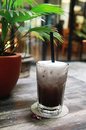 6 Oromia coffee Orimia mang phong cách của một quán cà phê phương Tây với lối kiến trúc tinh tế đặc trưng, màu sắc trang nhã nhưng không quá cầu kỳ. Quán còn ghi điểm bởi những bản nhạc lãng mạn được mở liên tục, dù ngồi trong hay ngoài thì bạn đều nghe được những giai điệu ấy. Vào buổi đêm, khi những bóng đèn vàng được thắp lên, bạn sẽ lại bước vào một thế giới khác hoàn khác. Bên cạnh đó, quán còn mang đến cảm giác gần gũi với thiên nhiên cho thực khách khi khắp nơi trong quán đều được phủ bởi màu xanh của cây cối. Ngay bước chân đầu tiên vào quán, bạn đã bắt gặp một ao cá cùng các phím đá làm lối đi, tạo cảm giác như lạc vào chốn thiên nhiên hoang sơ. Từ những món cà phê truyền thống cho đến những món đá xay, so-da mang đậm phong cách trẻ trung, bắt kịp xu hướng. Giá trung bình ở quán dao động từ 40.000 đồng đến 150.000 đồng. Ảnh: Phong Vinh 6 Oromia coffee Orimia mang phong cách của một quán cà phê phương Tây với lối kiến trúc tinh tế đặc trưng, màu sắc trang nhã nhưng không quá cầu kỳ. Quán còn ghi điểm bởi những bản nhạc lãng mạn được mở liên tục, dù ngồi trong hay ngoài thì bạn đều nghe được những giai điệu ấy. Vào buổi đêm, khi những bóng đèn vàng được thắp lên, bạn sẽ lại bước vào một thế giới khác hoàn khác. Bên cạnh đó, quán còn mang đến cảm giác gần gũi với thiên nhiên cho thực khách khi khắp nơi trong quán đều được phủ bởi màu xanh của cây cối. Ngay bước chân đầu tiên vào quán, bạn đã bắt gặp một ao cá cùng các phím đá làm lối đi, tạo cảm giác như lạc vào chốn thiên nhiên hoang sơ. Từ những món cà phê truyền thống cho đến những món đá xay, so-da mang đậm phong cách trẻ trung, bắt kịp xu hướng. Giá trung bình ở quán dao động từ 40.000 đồng đến 150.000 đồng. Ảnh: Phong Vinh