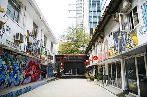 8 Nhà ga 3A Tương tự như Zone 9 ở Hà Nội, Nhà ga 3A (số 3A, đường Tôn Đức Thắng, Quận 1) là một tổ hợp khu vui chơi, nghệ thuật đương đại đã đi vào hoạt động tại trung tâm Sài Gòn những năm gần đây và thu hút đông đảo các bạn trẻ. Tại đây, ngoài những không gian triển lãm và buôn bán quần áo biệt lập, còn có những điểm dừng chân để bạn thưởng thức những chiếc bánh thơm ngon như ở Pacey Cupcakes hoặc uống một ly trà thơm ở Plantrip Cha. Ảnh: Phong Vinh 8 Nhà ga 3A Tương tự như Zone 9 ở Hà Nội, Nhà ga 3A (số 3A, đường Tôn Đức Thắng, Quận 1) là một tổ hợp khu vui chơi, nghệ thuật đương đại đã đi vào hoạt động tại trung tâm Sài Gòn những năm gần đây và thu hút đông đảo các bạn trẻ. Tại đây, ngoài những không gian triển lãm và buôn bán quần áo biệt lập, còn có những điểm dừng chân để bạn thưởng thức những chiếc bánh thơm ngon như ở Pacey Cupcakes hoặc uống một ly trà thơm ở Plantrip Cha. Ảnh: Phong Vinh