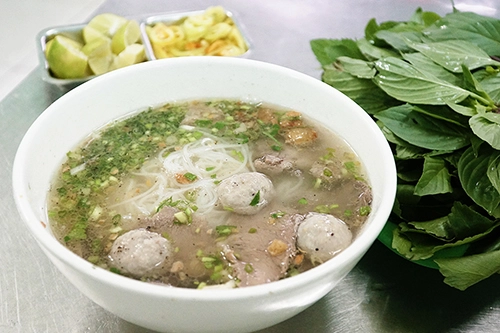 Hủ tiếu bò viên, quận 1  Quán hủ tiếu của người chủ gốc miền Tây trên đường Trần Quang Khải mở từ năm 1996. Ngoài bò viên là nguyên liệu chính, hủ tiếu tại đây được ăn kèm với một số món như gân, tim, lưỡi bò, lá lách... Bò viên ở đây có độ dai, giòn sần sật và thơm nức mùi bò. Mỗi bát chỉ có khoảng 5-6 miếng nhỏ. Bởi vậy, nhiều người gọi thêm tô bò viên riêng để thưởng thức. Suất ăn đầy đủ có giá 45.000 đồng.