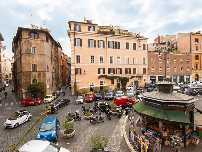 Campo de’ Fiori  Trong tiếng Italy, Campo de’ Fiori được hiểu là “cánh đồng hoa”. Thời cổ đại, đây quảng trường công cộng để hành quyết. Ngày nay Campo de’ Fiori là một trong những khu chợ lịch sử và đầy màu sắc ở Rome.  Du khách nên đến đây vào buổi sáng để tận hưởng sức sống ngày mới của thành phố. Sau khi khu chợ giải tán cũng là lúc mặt trời lặn, quảng trường trở thành một điểm giải trí về đêm sôi động bậc nhất ở Rome với nhiều quán bar và nhà hàng.