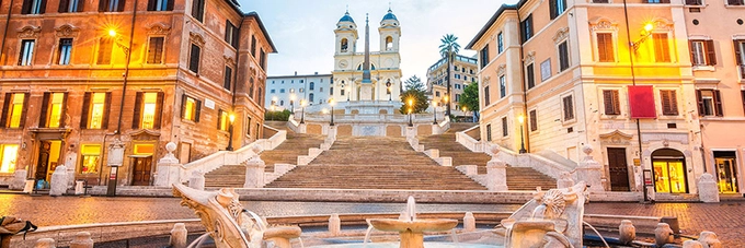 Quảng trường Spagna  Nơi đây là trung tâm của tầng lớp thượng lưu ở Rome. Quảng trường có khu Spanish Steps (bậc thang Tây Ban Nha) nổi bật với nhiều gian hàng thiết kế thời trang bao quanh.  Du khách nên tới đây vào sáng sớm để tận hưởng không gian riêng hoặc hòa chung không khí nhộn nhịp vào hoàng hôn khi cả quảng trường tràn ngập trong vệt nắng cuối ngày. Đây được xem là khoảng thời gian lãng mạn nhất của “thành phố vĩnh hằng”.