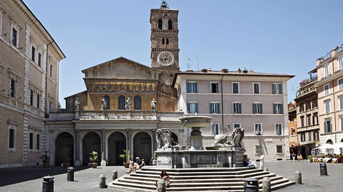 Quảng trường Santa Maria  Không gian này nằm ở trung tâm phố Trastevere, phía Nam dòng sông Tiber. Ban ngày, du khách tới quảng trường có thể chiêm ngưỡng nhà thờ cùng tên gần đó. Đến đêm, nơi đây trở nên nhộn nhịp với nhiều hoạt động của người dân địa phương, các tiết mục biểu diễn đường phố.