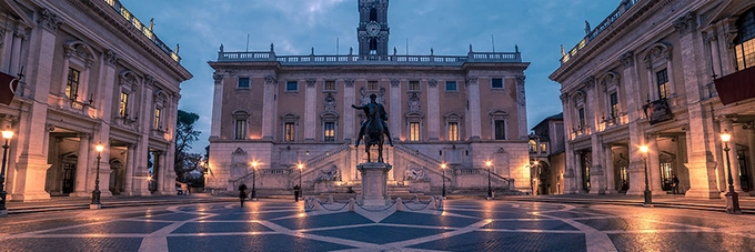 Quảng trường Campidoglio  Công trình do Michelangelo đã thiết kế. Cạnh đó là bảo tàng Capitoline trưng bày nhiều cổ vật quan trọng của Rome và tòa thị chính. Du khách sẽ băng qua một cầu thang rộng lớn để lên quảng trường. Ở ban công phía sau quảng trường, du khách có thể ngắm nhìn toàn cảnh công trường Roma và Đấu trường La Mã.