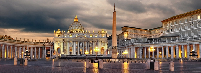 Quảng trường San Pietro  Khoảng không rộng lớn của quảng trường là con đường dẫn tới Basilica di San Pietro, nhà thờ lớn nhất thế giới, biểu tượng của Vatican. Hai hàng cột lớn được Bernini thiết kế như những cánh tay lớn đang vẫy chào.  Quảng trường được xây dựng để làm nổi bật tầm cỡ của tòa nhà, cho phép nhiều người vào thăm giáo hoàng. Du khách nên tới đây vào ban đêm khi đám đông đã vãn và thưởng thức không gian ấm áp với ánh đèn mờ bao trùm.