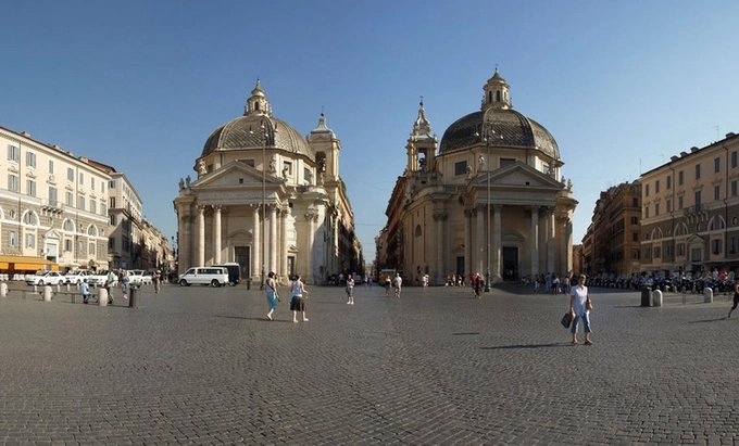 Quảng trường Popolo  Một trong những quảng trường lớn nhất ở Rome là Popolo với thiết kế hình tròn. Trung tâm quảng trường là đài tưởng niệm Ai Cập hùng vĩ. Nơi đây thường được sử dụng làm sân khấu biểu diễn hòa nhạc, sự kiện đêm hè. Những bậc thang ở rìa quảng trường sẽ đưa bạn tới sân thượng Pincio, nơi du khách có thể chiêm ngưỡng toàn bộ khung cảnh trong thành phố.