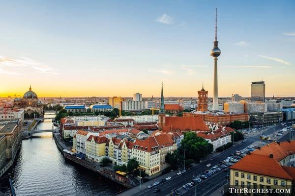 Berlin, Đức: Cuộc sống về đêm ở thành phố này là một trải nghiệm tuyệt vời, với những công trình ấn tượng, ẩm thực thú vị mà giá cả không quá đắt đỏ. Berlin, Đức: Cuộc sống về đêm ở thành phố này là một trải nghiệm tuyệt vời, với những công trình ấn tượng, ẩm thực thú vị mà giá cả không quá đắt đỏ.