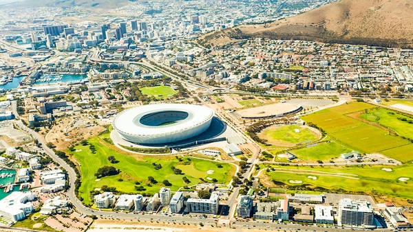 Nam Phi: Tại Cape Town, bảo tàng nghệ thuật đương đại Zeitz lớn nhất châu Phi khai trương ngày 22/9 sẽ triển lãm các tác phẩm nghệ thuật thuộc thế kỷ 21. Ngoài ra, bạn có thể ghé thăm Bảo tàng District Six, nơi trưng bày về chế độ phân biệt chủng tộc. Nếu thích khám phá ngoài trời, hãy đi cáp treo hoặc leo bộ lên núi Table Mountain để ngắm nhìn toàn cảnh thành phố. Tại bãi biển Boulders, bạn sẽ được ngắm đàn chim cánh cụt dễ thương. Ảnh: Layover Guide.