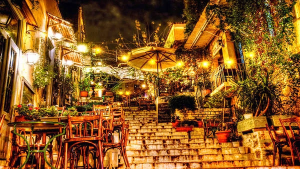 Hy Lạp: Mùa thu, đi theo các tour du lịch sinh thái, bạn sẽ được trực tiếp tham gia thu hoạch, chiết xuất dầu ô liu và thưởng thức những bữa ăn ở vùng quê. Leo núi Lycabettus, tham quan Bảo tàng Khảo cổ Quốc gia, lang thang qua những tàn tích cổ, đi phà đến Aegina và vùng vẫy trong những bãi biển đẹp nhất vịnh Saronic là những điều khác bạn có thể trải nghiệm tại đất nước này. Ảnh: Your Athens Tours.