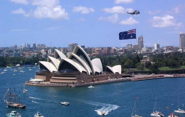 <strong>2. Australia:</strong> Đây không chỉ là một quốc gia, mà còn là một châu lục giàu có về đa dạng văn hóa, cảnh đẹp tự nhiên và nhiều hình thức giải trí. Australia có thời tiết lý tưởng, mặt trời quanh năm chiếu sáng, thuận lợi cho các hoạt động cắm trại ngoài trời cũng như rất nhiều bãi biển đẹp. Khu vực Twelve Apostles dọc Great Ocean Road là điểm đến không thể bỏ qua. Ngoài ra, Great Barrier Reef, Ulurru và đảo Whitsunday cũng là những địa danh nổi tiếng thế giới. <strong>2. Australia:</strong> Đây không chỉ là một quốc gia, mà còn là một châu lục giàu có về đa dạng văn hóa, cảnh đẹp tự nhiên và nhiều hình thức giải trí. Australia có thời tiết lý tưởng, mặt trời quanh năm chiếu sáng, thuận lợi cho các hoạt động cắm trại ngoài trời cũng như rất nhiều bãi biển đẹp. Khu vực Twelve Apostles dọc Great Ocean Road là điểm đến không thể bỏ qua. Ngoài ra, Great Barrier Reef, Ulurru và đảo Whitsunday cũng là những địa danh nổi tiếng thế giới.