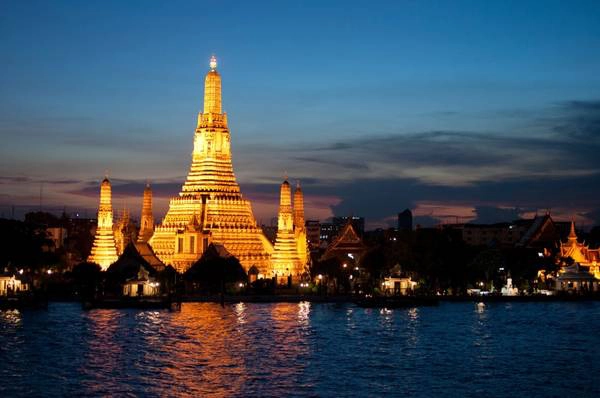 4. Thái Lan: Đây là một trong những điểm du lịch nổi tiếng nhất Đông Nam Á. Từ những ngôi chùa Phật giáo đến những hòn đảo hoang sơ hay các công viên quốc gia, Thái Lan có đa dạng các loại hình du lịch cho du khách lựa chọn. Trong khi đó, Bangkok là thiên đường mua sắm nhộn nhịp đối lập với những ngôi làng yên bình bên sườn đồi ở các tỉnh. Đồ ăn Thái Lan cũng rất độc đáo và phù hợp túi tiền của mọi du khách. 4. Thái Lan: Đây là một trong những điểm du lịch nổi tiếng nhất Đông Nam Á. Từ những ngôi chùa Phật giáo đến những hòn đảo hoang sơ hay các công viên quốc gia, Thái Lan có đa dạng các loại hình du lịch cho du khách lựa chọn. Trong khi đó, Bangkok là thiên đường mua sắm nhộn nhịp đối lập với những ngôi làng yên bình bên sườn đồi ở các tỉnh. Đồ ăn Thái Lan cũng rất độc đáo và phù hợp túi tiền của mọi du khách.