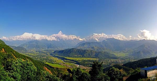 5. Nepal: Quốc gia nhỏ bé nằm ở dãy Himalaya kẹt giữa hai người hàng xóm khổng lồ là Ấn Độ và Trung Quốc, nhưng lại mang vẻ độc đáo riêng. Đây là một trong những nơi lý tưởng nhất thế giới cho việc leo núi. 8/10 ngọn núi cao nhất thế giới nằm ở Nepal. Du lịch mạo hiểm như chèo bè và dù lượn. Ngoài ra, thủ đô Kathmandu có hàng nghìn ngôi đền chùa cả Phật giáo lẫn Hindu cho du khách khám phá. 5. Nepal: Quốc gia nhỏ bé nằm ở dãy Himalaya kẹt giữa hai người hàng xóm khổng lồ là Ấn Độ và Trung Quốc, nhưng lại mang vẻ độc đáo riêng. Đây là một trong những nơi lý tưởng nhất thế giới cho việc leo núi. 8/10 ngọn núi cao nhất thế giới nằm ở Nepal. Du lịch mạo hiểm như chèo bè và dù lượn. Ngoài ra, thủ đô Kathmandu có hàng nghìn ngôi đền chùa cả Phật giáo lẫn Hindu cho du khách khám phá.