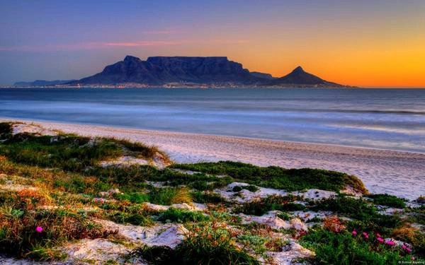 6. Nam Phi: Nam Phi rộng lớn, đa dạng và tuyệt đẹp, đây là trung tâm văn hóa của châu Phi. Cape Town và Johannesburg liên tục được xếp hạng là những thành phố tốt nhất cho du khách. Núi Table và vịnh Table là những điểm đến không thể bỏ qua khi tới Nam Phi, chưa kể những cánh đồng nho bạt ngàn ở Franschhoek. Các công viên quốc gia Kruger và Addo Elephent là nơi cho du khách tìm hiểu đời sống động vật hoang dã. 6. Nam Phi: Nam Phi rộng lớn, đa dạng và tuyệt đẹp, đây là trung tâm văn hóa của châu Phi. Cape Town và Johannesburg liên tục được xếp hạng là những thành phố tốt nhất cho du khách. Núi Table và vịnh Table là những điểm đến không thể bỏ qua khi tới Nam Phi, chưa kể những cánh đồng nho bạt ngàn ở Franschhoek. Các công viên quốc gia Kruger và Addo Elephent là nơi cho du khách tìm hiểu đời sống động vật hoang dã.