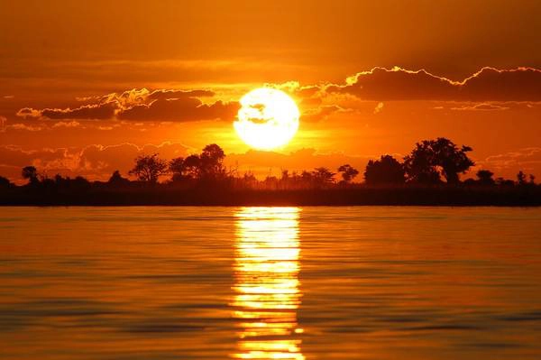 7. Botswana: Đất nước này có hành trình ngoạn mục đi từ nghèo đói trở thành một trong những nền kinh tế bền vững nhất châu Phi. Tuy nhiên, Botswana vẫn ưu tiên bảo tồn kho tàng thiên nhiên trong khi phát triển kinh tế, với nhiều công viên quốc gia và khu bảo tồn động vật hoang dã rộng lớn cùng những di sản văn hóa quý giá. Chobe và Okavango Delta lý tưởng để chiêm ngưỡng động vật hoang dã, còn sa mạc Kalahari, đồi Tsodilo và công viên quốc gia Nxai Pan là những điểm đến không thể bỏ qua. 7. Botswana: Đất nước này có hành trình ngoạn mục đi từ nghèo đói trở thành một trong những nền kinh tế bền vững nhất châu Phi. Tuy nhiên, Botswana vẫn ưu tiên bảo tồn kho tàng thiên nhiên trong khi phát triển kinh tế, với nhiều công viên quốc gia và khu bảo tồn động vật hoang dã rộng lớn cùng những di sản văn hóa quý giá. Chobe và Okavango Delta lý tưởng để chiêm ngưỡng động vật hoang dã, còn sa mạc Kalahari, đồi Tsodilo và công viên quốc gia Nxai Pan là những điểm đến không thể bỏ qua.