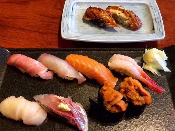 1. Sân bay Narita, Nhật Bản: Sân bay Narita còn tên khác là Tokyo Narita, được xếp hạng là sân bay số một về phục vụ đồ ăn. Lựa chọn thức ăn ở đây rất đa dạng, từ những loại hải sản tươi ngon cho tới mì ramen. Món được yêu thích nhất tại sân bay Narita là sushi kyotatsu. Những miếng sushi tươi tới mức bạn khó mà tin rằng chúng được chế biến tại sân bay. 1. Sân bay Narita, Nhật Bản: Sân bay Narita còn tên khác là Tokyo Narita, được xếp hạng là sân bay số một về phục vụ đồ ăn. Lựa chọn thức ăn ở đây rất đa dạng, từ những loại hải sản tươi ngon cho tới mì ramen. Món được yêu thích nhất tại sân bay Narita là sushi kyotatsu. Những miếng sushi tươi tới mức bạn khó mà tin rằng chúng được chế biến tại sân bay.