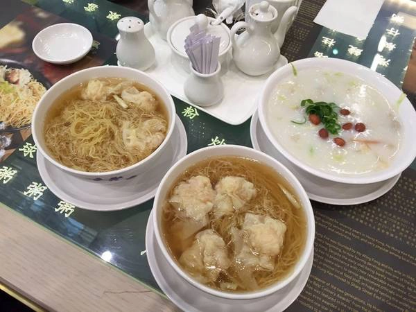 2. Sân bay Hong Kong, Hong Kong: Một bữa ăn ngon không khó tìm ở sân bay quốc tế Hong Kong vì bạn có nhiều lựa chọn với hàng ăn chất lượng cao phục vụ các món đặc sản phong phú. Bạn có thể ăn tại nhà hàng Crystal Jade La Mian Xiao Long Bao và chọn đặc sản của Thượng Hải, Tứ Xuyên, Bắc Kinh... 2. Sân bay Hong Kong, Hong Kong: Một bữa ăn ngon không khó tìm ở sân bay quốc tế Hong Kong vì bạn có nhiều lựa chọn với hàng ăn chất lượng cao phục vụ các món đặc sản phong phú. Bạn có thể ăn tại nhà hàng Crystal Jade La Mian Xiao Long Bao và chọn đặc sản của Thượng Hải, Tứ Xuyên, Bắc Kinh...
