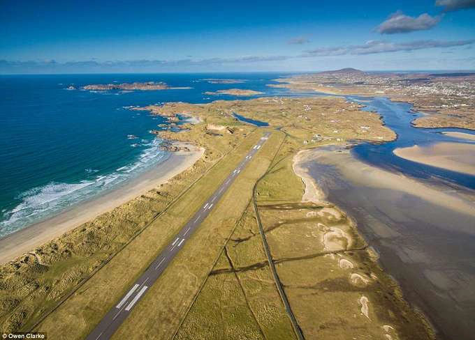 1. Sân bay Donegal, Ireland Trong một cuộc khảo sát được thực hiện bởi PrivateFly, sân bay Donegal (Ireland) được bầu là nơi có quang cảnh đẹp nhất thế giới nhìn từ trên cao. Nằm giữa những rặng đồi xanh mướt và biển Đại Tây Dương, vẻ đẹp của Donegal giúp sân bay này nhận được rất nhiều phiếu bầu kèm theo những lời tán dương không ngớt: "Khi hạ thấp xuống, bạn thấy mình đang lướt trên mặt biển xanh với những ngọn sóng bạc đầu của Đại Tây Dương, điểm xuyết bằng nhiều đảo đá tí hon trong một không gian bao la". 1. Sân bay Donegal, Ireland Trong một cuộc khảo sát được thực hiện bởi PrivateFly, sân bay Donegal (Ireland) được bầu là nơi có quang cảnh đẹp nhất thế giới nhìn từ trên cao. Nằm giữa những rặng đồi xanh mướt và biển Đại Tây Dương, vẻ đẹp của Donegal giúp sân bay này nhận được rất nhiều phiếu bầu kèm theo những lời tán dương không ngớt: "Khi hạ thấp xuống, bạn thấy mình đang lướt trên mặt biển xanh với những ngọn sóng bạc đầu của Đại Tây Dương, điểm xuyết bằng nhiều đảo đá tí hon trong một không gian bao la".