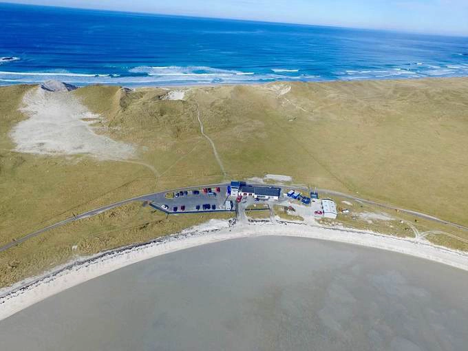 2. Sân bay Barra, Scotland Sân bay này không hề có đường băng thông thường. Các máy bay phải hạ cánh và cất cánh trên bờ biển ngay sát những con sóng. Một du khách bầu cho Barra viết: "Trải nghiệm này thật không thể tin nổi. Quả là một khung cảnh tuyệt vời trải từ đất liền ra tới biển. Bạn phải đến nơi này một lần trong đời". 2. Sân bay Barra, Scotland Sân bay này không hề có đường băng thông thường. Các máy bay phải hạ cánh và cất cánh trên bờ biển ngay sát những con sóng. Một du khách bầu cho Barra viết: "Trải nghiệm này thật không thể tin nổi. Quả là một khung cảnh tuyệt vời trải từ đất liền ra tới biển. Bạn phải đến nơi này một lần trong đời".