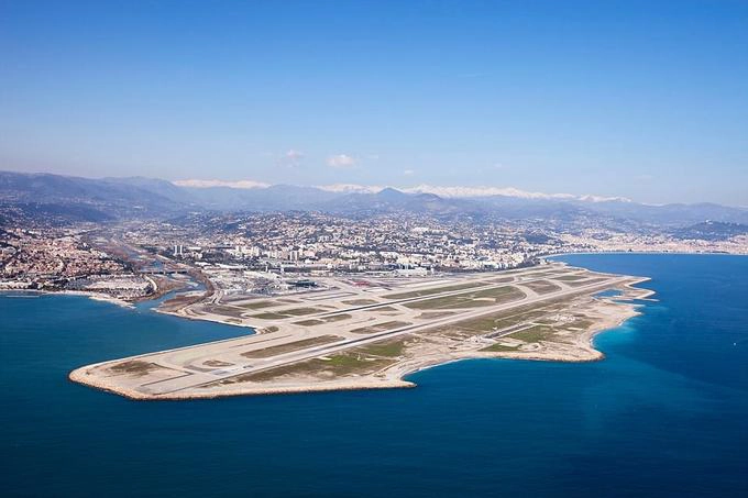 3. Sân bay Nice, Pháp Nằm cạnh bờ biển Địa Trung Hải thơ mộng, hành khách có dịp được lướt trên mặt biển trước khi hạ cánh. Một du khách ca ngợi đây là một con đường trên biển "đầy ma thuật", với quần đảo Lerins và những đám mây trên đỉnh Alps như ngay trong tầm với. 3. Sân bay Nice, Pháp Nằm cạnh bờ biển Địa Trung Hải thơ mộng, hành khách có dịp được lướt trên mặt biển trước khi hạ cánh. Một du khách ca ngợi đây là một con đường trên biển "đầy ma thuật", với quần đảo Lerins và những đám mây trên đỉnh Alps như ngay trong tầm với.