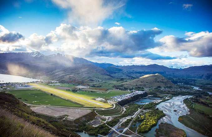 4. Sân bay Queenstown, New Zealand Sân bay với đường băng được bao phủ bởi những ngọn đồi xanh mơn mởn, là một trong những nơi để lại ấn tượng sâu sắc nhất cho du khách; dù đây chỉ là điểm trung chuyển đến vùng phía Nam New Zealand. 4. Sân bay Queenstown, New Zealand Sân bay với đường băng được bao phủ bởi những ngọn đồi xanh mơn mởn, là một trong những nơi để lại ấn tượng sâu sắc nhất cho du khách; dù đây chỉ là điểm trung chuyển đến vùng phía Nam New Zealand.