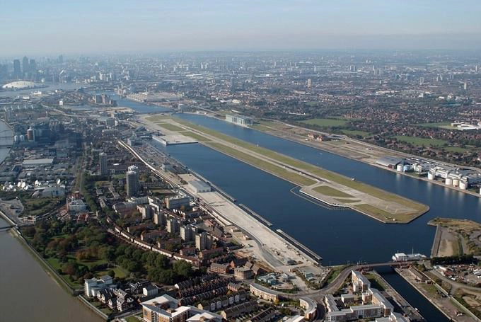 8. Sân bay London, Anh Hành khách bay đến đường băng này sẽ được thưởng thức khung cảnh ngoạn mục của bến Canary. 8. Sân bay London, Anh Hành khách bay đến đường băng này sẽ được thưởng thức khung cảnh ngoạn mục của bến Canary.