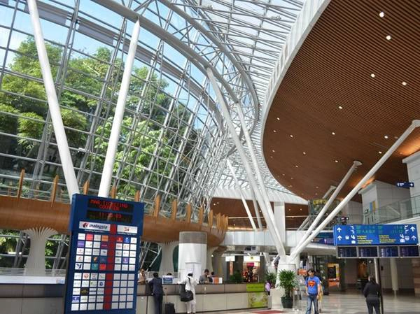 10. Sân bay quốc tế Kuala Lumpur (Malaysia): Đây là một trong những sân bay đông khách nhất Đông Nam Á (47,5 triệu lượt khách mỗi năm), nằm cách thủ đô của Malaysia khoảng 56 km. Sân bay này có đường bộ và đường tàu thuận tiện, với rừng rậm và thác nước độc đáo trong khuôn viên. 10. Sân bay quốc tế Kuala Lumpur (Malaysia): Đây là một trong những sân bay đông khách nhất Đông Nam Á (47,5 triệu lượt khách mỗi năm), nằm cách thủ đô của Malaysia khoảng 56 km. Sân bay này có đường bộ và đường tàu thuận tiện, với rừng rậm và thác nước độc đáo trong khuôn viên.