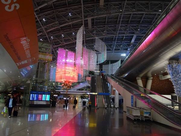 2. Sân bay quốc tế Incheon (Hàn Quốc): Nằm trên một hòn đảo ngay ngoài thủ đô Seoul của Hàn Quốc, Incheon là nơi đặt trụ sở của hãng Korean Air và là sân bay đông khách thứ 24 thế giới (41,7 triệu lượt khách mỗi năm). Sân bay này có nhiều tiện ích, cửa hàng mua sắm và ăn uống, cùng nhiều buổi biểu diễn văn hóa phục vụ du khách. Thậm chí, sân bay còn có cả một bảo tàng văn hóa Hàn Quốc. 2. Sân bay quốc tế Incheon (Hàn Quốc): Nằm trên một hòn đảo ngay ngoài thủ đô Seoul của Hàn Quốc, Incheon là nơi đặt trụ sở của hãng Korean Air và là sân bay đông khách thứ 24 thế giới (41,7 triệu lượt khách mỗi năm). Sân bay này có nhiều tiện ích, cửa hàng mua sắm và ăn uống, cùng nhiều buổi biểu diễn văn hóa phục vụ du khách. Thậm chí, sân bay còn có cả một bảo tàng văn hóa Hàn Quốc.