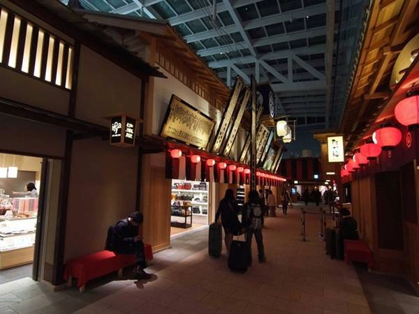 3. Sân bay quốc tế Tokyo Haneda (Nhật Bản): Haneda là một trong 2 sân bay quốc tế chính ở Tokyo. Với vị trí chỉ cách thủ đô của Nhật Bản vài cây số, Haneda đón tới 72,8 triệu lượt khách mỗi năm (đông khách thứ 4 thế giới). Sân bay này được đánh giá cao nhờ dịch vụ hiệu quả, độ sạch sẽ và nhiều cửa hàng mua sắm. 3. Sân bay quốc tế Tokyo Haneda (Nhật Bản): Haneda là một trong 2 sân bay quốc tế chính ở Tokyo. Với vị trí chỉ cách thủ đô của Nhật Bản vài cây số, Haneda đón tới 72,8 triệu lượt khách mỗi năm (đông khách thứ 4 thế giới). Sân bay này được đánh giá cao nhờ dịch vụ hiệu quả, độ sạch sẽ và nhiều cửa hàng mua sắm.