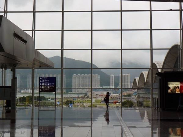 4. Sân bay quốc tế Hong Kong (Trung Quốc): Được xây dựng trên một hòn đảo nhân tạo ngoài khơi Hong Kong, sân bay quốc tế này là một trong những sân bay đông khách nhất thế giới (63,1 triệu lượt khách), với nhiều tiện ích phục vụ du khách, trong đó có sân golf gần nhà ga số 2. 4. Sân bay quốc tế Hong Kong (Trung Quốc): Được xây dựng trên một hòn đảo nhân tạo ngoài khơi Hong Kong, sân bay quốc tế này là một trong những sân bay đông khách nhất thế giới (63,1 triệu lượt khách), với nhiều tiện ích phục vụ du khách, trong đó có sân golf gần nhà ga số 2.