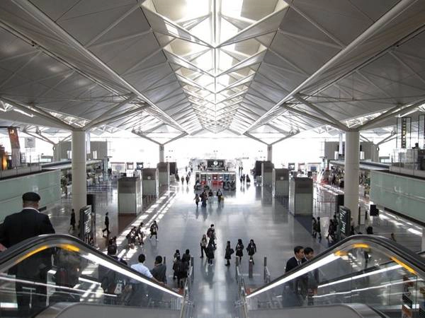 5. Sân bay quốc tế Central Japan (Nhật Bản): Đây được xem là sân bay khu vực tốt nhất thế giới, nằm trên một hòn đảo nhân tạo giữa vịnh Ise, gần thành phố Nagoya. Central Japan - hay còn gọi là Centrair - có hiên quan sát dài hơn 300 m cho du khách ngắm cảng Nagoya. Ngoài ra, du khách còn có thể thư giãn ở nhà tắm truyền thống nhật bản và ngắm hoàn hôn trên vịnh. 5. Sân bay quốc tế Central Japan (Nhật Bản): Đây được xem là sân bay khu vực tốt nhất thế giới, nằm trên một hòn đảo nhân tạo giữa vịnh Ise, gần thành phố Nagoya. Central Japan - hay còn gọi là Centrair - có hiên quan sát dài hơn 300 m cho du khách ngắm cảng Nagoya. Ngoài ra, du khách còn có thể thư giãn ở nhà tắm truyền thống nhật bản và ngắm hoàn hôn trên vịnh.
