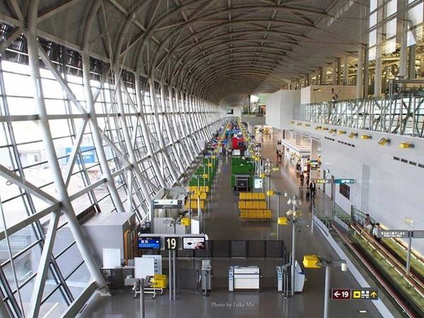 6. Sân bay quốc tế Kansai (Nhật Bản): Nằm trên đảo nhân tạo ngoài khơi Osaka, sân bay quốc tế Kansai được người dùng khen ngợi nhờ kiến trúc hiện đại, cơ sở vật chất sạch sẽ và nhân viên thân thiện. Sân bay còn có đài quan sát Sky View cho du khách ngắm cảnh máy bay hạ cánh và cất cánh. 6. Sân bay quốc tế Kansai (Nhật Bản): Nằm trên đảo nhân tạo ngoài khơi Osaka, sân bay quốc tế Kansai được người dùng khen ngợi nhờ kiến trúc hiện đại, cơ sở vật chất sạch sẽ và nhân viên thân thiện. Sân bay còn có đài quan sát Sky View cho du khách ngắm cảnh máy bay hạ cánh và cất cánh.