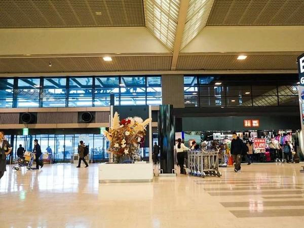 7. Sân bay quốc tế Tokyo Narita (Nhật Bản): Sân bay Narita nằm cách Tokyo 56 km, đón khoảng 35,6 triệu khách mỗi năm. Như các sân bay khác của Nhật Bản, Narita được đánh giá cao nhờ nhân viên thân thiện và làm việc hiệu quả, cơ sở vật chất sạch sẽ và nhiều lựa chọn ăn uống. 7. Sân bay quốc tế Tokyo Narita (Nhật Bản): Sân bay Narita nằm cách Tokyo 56 km, đón khoảng 35,6 triệu khách mỗi năm. Như các sân bay khác của Nhật Bản, Narita được đánh giá cao nhờ nhân viên thân thiện và làm việc hiệu quả, cơ sở vật chất sạch sẽ và nhiều lựa chọn ăn uống.