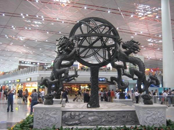 8. Sân bay quốc tế Thủ đô Bắc Kinh (Trung Quốc): Là sân bay đông khách thứ 2 thế giới (đón 83,7 triệu lượt khách mỗi năm), sân bay ở Bắc Kinh có vai trò quan trọng trong sự phát triển của thủ đô Trung Quốc. Sân bay được mở rộng và nâng cấp, với nhà ga 3 được đánh giá là nhà ga tốt thứ 10 thế giới. 8. Sân bay quốc tế Thủ đô Bắc Kinh (Trung Quốc): Là sân bay đông khách thứ 2 thế giới (đón 83,7 triệu lượt khách mỗi năm), sân bay ở Bắc Kinh có vai trò quan trọng trong sự phát triển của thủ đô Trung Quốc. Sân bay được mở rộng và nâng cấp, với nhà ga 3 được đánh giá là nhà ga tốt thứ 10 thế giới.