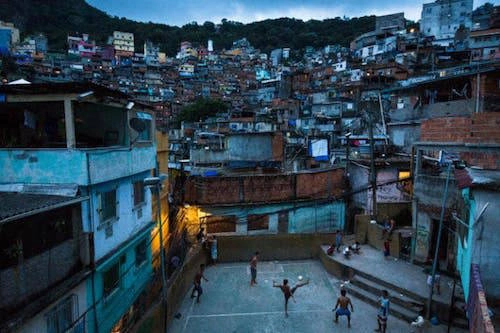 Sao Paulo của Brazil là một trong những thành phố có tình trạng tắc nghẽn giao thông tồi tệ nhất thế giới. Ngày 15/11/2013, thành phố này đã ghi nhận dòng xe xếp hàng dài 309 km trong giờ cao điểm.