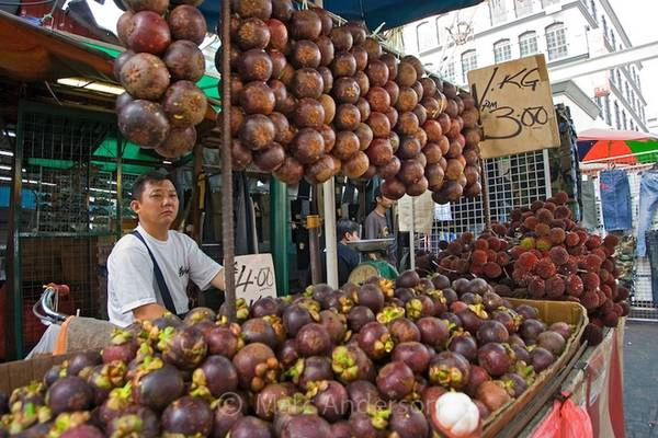 Bên cạnh sầu riêng khá kén người ăn, măng cụt lại được đa số khách nước ngoài yêu thích với danh hiệu “Nữ hoàng trái cây” ở Malaysia. Nhiều người cho rằng việc ăn quá nhiều sầu riêng sẽ bị nóng, do đó măng cụt là lựa chọn tuyệt vời nhờ khả năng giảm nhiệt bên trong, giúp cơ thể sảng khoái và dễ chịu hơn. Ảnh: Marc Andersion.