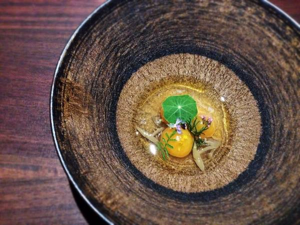 Saison, San Francisco, Mỹ 796 USD/2 người; với 8-10 món Saison đem đến cho thực khách một thực đơn thú vị với sự đầu tư cẩn thận trong hương vị. Những món ăn thay đổi hàng đêm dựa trên các nguyên liệu lấy từ vườn. Mới đây có món "Whole Radish Plant" gồm một phần củ cải nướng bơ với rau sống là một trong những món nổi bật của nhà hàng. Saison, San Francisco, Mỹ 796 USD/2 người; với 8-10 món Saison đem đến cho thực khách một thực đơn thú vị với sự đầu tư cẩn thận trong hương vị. Những món ăn thay đổi hàng đêm dựa trên các nguyên liệu lấy từ vườn. Mới đây có món "Whole Radish Plant" gồm một phần củ cải nướng bơ với rau sống là một trong những món nổi bật của nhà hàng.
