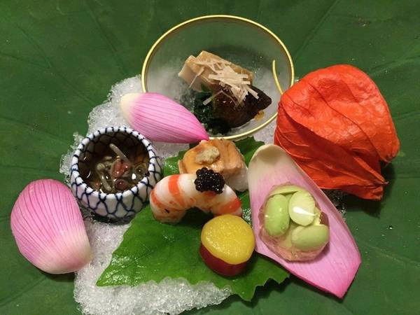 Kitcho Arashiyama Honten, Kyoto, Nhật Bản 978 USD/2 người; với 12 món Nhà hàng Kitcho do đầu bếp Kunio Tokuaka làm bếp trưởng, luôn phục vụ các món ăn như những tác phẩm nghệ thuật. Các món ăn đều được đựng trong đồ cổ đắt giá và dùng nguyên liệu địa phương theo mùa. Nhà hàng có tầm nhìn tuyệt đẹp ra sông và những ngọn đồi dốc. Bên trong có một số phòng tatami với vườn riêng dành cho các thực khách muốn bữa tối thân mật hơn. Kitcho Arashiyama Honten, Kyoto, Nhật Bản 978 USD/2 người; với 12 món Nhà hàng Kitcho do đầu bếp Kunio Tokuaka làm bếp trưởng, luôn phục vụ các món ăn như những tác phẩm nghệ thuật. Các món ăn đều được đựng trong đồ cổ đắt giá và dùng nguyên liệu địa phương theo mùa. Nhà hàng có tầm nhìn tuyệt đẹp ra sông và những ngọn đồi dốc. Bên trong có một số phòng tatami với vườn riêng dành cho các thực khách muốn bữa tối thân mật hơn.