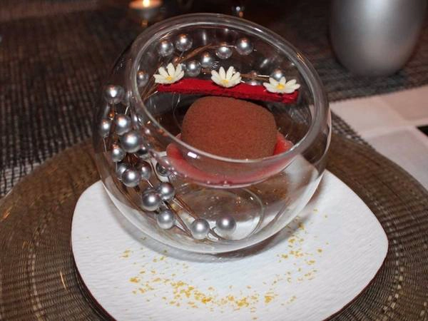 Joël Robuchon, Las Vegas, Mỹ 890 USD/2 người; với 17 món Ngay cả một miếng bơ tại nhà hàng Joël Robuchon cũng có thể làm thực khách choáng ngợp. Mỗi món do đầu bếp Robuchon chuẩn bị đều có hương vị phong phú, với những thành phần tương phản lạ kỳ. Trong đó có kem trứng cá osetra - một món ăn đặc biệt được yêu thích tại đây. Joël Robuchon, Las Vegas, Mỹ 890 USD/2 người; với 17 món Ngay cả một miếng bơ tại nhà hàng Joël Robuchon cũng có thể làm thực khách choáng ngợp. Mỗi món do đầu bếp Robuchon chuẩn bị đều có hương vị phong phú, với những thành phần tương phản lạ kỳ. Trong đó có kem trứng cá osetra - một món ăn đặc biệt được yêu thích tại đây.