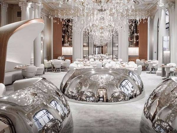 Alain Ducasse au Plaza Athenee, Paris, Pháp 848 USD/2 người; với 5 món Là một trong những nhà hàng đẹp nhất nước Pháp, Alain Ducasse au Plaza Athenee phục vụ đồ ăn đơn giản nhưng khiến thực khách khó quên được hương vị. Nhà hàng nằm trong khách sạn Plaza Athenee - một không gian thanh tao bậc nhất để thưởng thức ẩm thực. Alain Ducasse au Plaza Athenee, Paris, Pháp 848 USD/2 người; với 5 món Là một trong những nhà hàng đẹp nhất nước Pháp, Alain Ducasse au Plaza Athenee phục vụ đồ ăn đơn giản nhưng khiến thực khách khó quên được hương vị. Nhà hàng nằm trong khách sạn Plaza Athenee - một không gian thanh tao bậc nhất để thưởng thức ẩm thực.