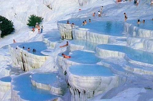 <strong>Pamukkale, Thổ Nhĩ Kỳ: </strong>Pamukkale có nghĩa là lâu đài bông ở Thổ Nhĩ Kỳ. Hồ có 17 bậc thang, với nguồn nước giàu khoáng chất. Suối nước này cũng đã được UNESCO công nhận là di sản thế giới. Nguồn nước trong xanh với những tảng đá trắng làm cho các suối nước nóng này nhìn như những tảng băng.