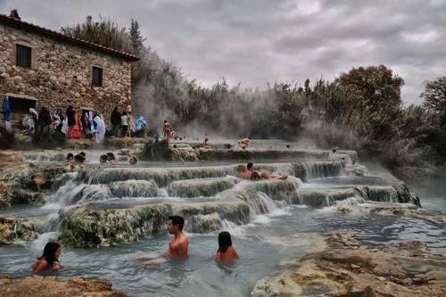 <strong>Cascate del Mulino, Italy: </strong>Cascate del Mulino được tìm thấy ngay bên ngoài thị trấn Saturnia, ở Tuscany, Italy. Trên thực tế, suối nước nóng này là thác nước xếp tầng. Nhiệt độ nước của suối là 37 độ C. Đến đây, du khách có thể đắm mình trong nước và tận hưởng mùi vị của thiên nhiên.